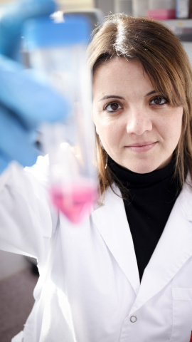 Júlia Vergara-Alert, investigadora principal d'IRTA-CReSA, guardonada amb el Premi Nacional de Recerca al Talent Jove. Júlia Vergara-Alert, investigadora principal d'IRTA-CReSA, guardonada amb el Premi Nacional de Recerca al Talent Jove.