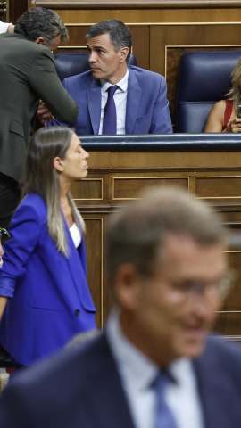 17/8/23 Feijóo, en primer plano, y Sánchez, en el Congreso este jueves. 17/8/23 Feijóo, en primer plano, y Sánchez, en el Congreso este jueves.