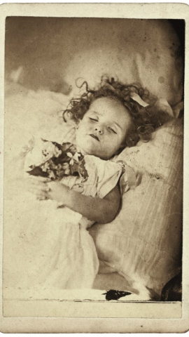 Retrato de una niña fallecida con un vestido y un ramo de flores entre las manos. - Cedida Retrato de una niña fallecida con un vestido y un ramo de flores entre las manos. - Cedida