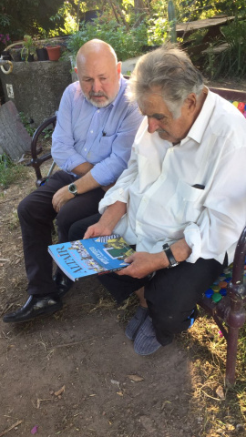 Pep Bernadas junto a Pepe Mujica. Pep Bernadas junto a Pepe Mujica.