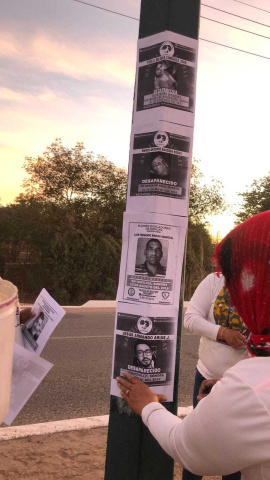 13-2-24 - La asociación Madres Buscadoras de Sonora colocando carteles de personas desaparecidas. 13-2-24 - La asociación Madres Buscadoras de Sonora colocando carteles de personas desaparecidas.