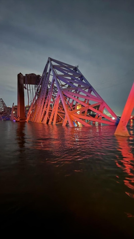El puente de Baltimore derrumbado en el agua.