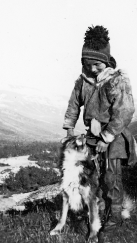 26/11/2021 Un niño sami posa junto a su perro en un paisaje inversal 26/11/2021 Un niño sami posa junto a su perro en un paisaje inversal