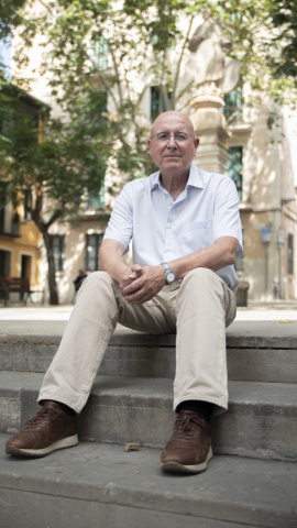 Tresserras assegut a les escales de la plaça de Sant Vicenç de Sarrià. Tresserras assegut a les escales de la plaça de Sant Vicenç de Sarrià.