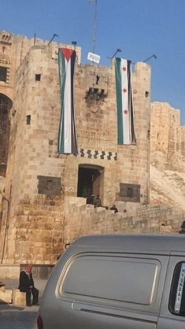 Imagen de la bandera revolucionaria Siria junto con la palestina en la ciudadela de Alepo, Siria. Imagen de la bandera revolucionaria Siria junto con la palestina en la ciudadela de Alepo, Siria.