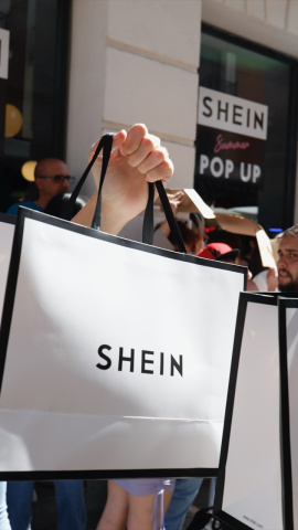 EuropaPress_4496010_dos_personas_sujetan_dos_bolsas_shein_despues_entrar_primera_tienda_fisica Dos personas sujetan dos bolsas de Shein después de entrar a la primera tienda física de SHEIN en una imagen de archivo.