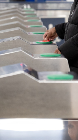 Foto de archivo de una persona pasando su abono en el metro. Foto de archivo de una persona pasando su abono en el metro.