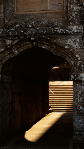 Elementos comunes de la arquitectura gallega, como estos soportales de Santiago, funcionan como refugio climático.