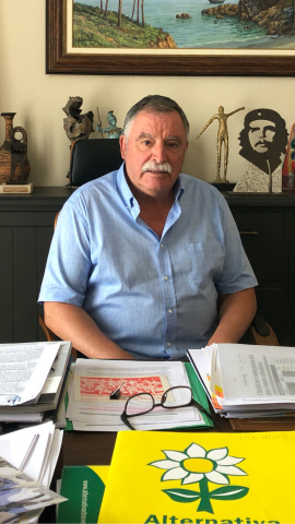 Ángel García Seoane, alcalde de Oleiros, en su despacho.