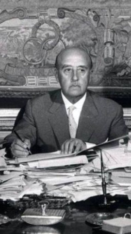 Una imagen del dictador Francisco Franco en su despacho en el Palacio de El Pardo.