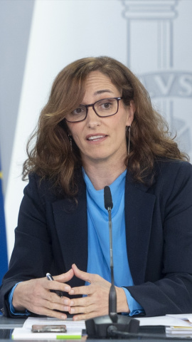 La ministra de Sanidad, Mónica García, durante una rueda de prensa tras la reunión del Consejo de Ministros, en el Palacio de la Moncloa, a 7 de octubre de 2025, en Madrid (España). El Consejo de Ministros ha aprobado un nuevo real decreto para la reforma de la ley de universidades el cual establece que las nuevas universidades privadas necesitarán un informe de evaluación preceptivo y vinculante elaborado por la ANECA o las agencias autonómicas equivalentes, además del informe preceptivo de la Conferencia General de Política Universitaria que se exige actualmente. Si la evaluación de la agencia de calidad es favorable, la tramitación del proyecto de nueva universidad continuará en el Ministerio de Ciencia, Innovación y Universidades, que se encargará de emitir un informe preceptivo pero no vinculante que se centrará en la solvencia económica del proyecto y en la experiencia educativa del equipo de dirección. Asimismo, se exigirá que las universidades cuenten con una masa crítica de 4.500 estudiantes.Alberto Ortega / Europa Press07/10/2025