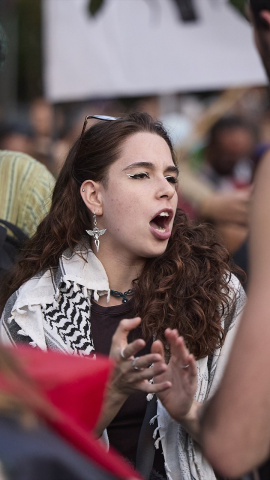 Coral Latorre, portavoz del Sindicato de Estudiantes: "La juventud vuelve a estar en primera línea contra el g3n0c1d1o

Hace 18 años nacimos con un compromiso: hacer un periodismo útil para la sociedad. Solo podemos continuar con esta labor si contamos con el apoyo de personas como tú.

Únete a la comunidad de Público. 18 años no son nada… cuando nos queda tanto por contar. Periodismo incómodo para tiempos difíciles. https://bit.ly/3VylhmD


Periodismo, investigación y compromiso para construir un mundo más igualitario.
¡Suscríbete ya a nuestro canal!: https://bit.ly/2U8nM0q
Visita: https://www.publico.es
Síguenos en Facebook: https://www.facebook.com/diario.publico/
Síguenos en Twitter: https://twitter.com/publico_es
Síguenos en Instagram: https://www.instagram.com/publico.es
Síguenos en TikTok: https://www.tiktok.com/@publico_es
Síguenos en Bluesky: https://bsky.app/profile/publico.es