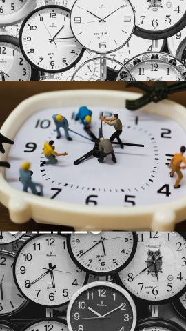 Reloj con figuras en miniatura