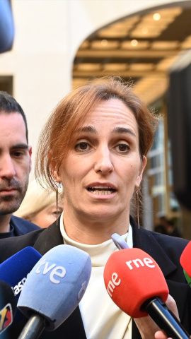 La ministra de Sanidad, Mónica García, atiende a los medios de comunicación al término del pleno del Consejo Interterritorial del Sistema Nacional de Salud.