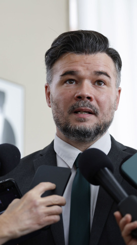 La advertencia de Rufián sobre el PP: "Desconfíen de quien les diga que no politicemos" La advertencia de Gabriel Rufián a las víctimas de la dana, sobre el PP: "Quedarte o no en la sobremesa en un restaurante mientras tu gente se ahoga es política. Desconfíen de quien les diga que no politicemos"
Hace 18 años nacimos con un compromiso: hacer un periodismo útil para la sociedad. Solo podemos continuar con esta labor si contamos con el apoyo de personas como tú.
Únete a la comunidad de Público. 18 años no son nada… cuando nos queda tanto por contar. Periodismo incómodo para tiempos difíciles. https://bit.ly/3VylhmD
Periodismo, investigación y compromiso para construir un mundo más igualitario.
¡Suscríbete ya a nuestro canal!: https://bit.ly/2U8nM0q
Visita: https://www.publico.es
Síguenos en Facebook: https://www.facebook.com/diario.publico/
Síguenos en Twitter: https://twitter.com/publico_es
Síguenos en Instagram: https://www.instagram.com/publico.es
Síguenos en TikTok: https://www.tiktok.com/@publico_es
Síguenos en Bluesky: https://bsky.app/profile/publico.es