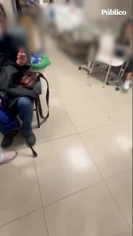 Los sanitarios del hospital La Paz de Madrid denuncian el colapso de las urgencias Camillas en los pasillos, pacientes en butacas y taburetes... Los sanitarios del madrileño hospital de La Paz denuncian el colapso de las urgencias.
Ante estas circunstancias, el personal sanitario se ha visto obligado a dejar constancia de la situación en el juzgado de guardia hasta en dos ocasiones a lo largo de la jornada.
Aunque éstos y otros partes al juez no han tenido recorrido judicial por el momento, las notificaciones tratan de evitar que en un futuro se culpe al personal de "un problema de fondo en la sanidad madrileña", explica a 'Público' Guillen del Barrio, enfermero del hospital y delegado del sindicato TERE: "Queremos dejar constancia de las condiciones para cubrirnos las espaldas, porque es probable que ocurra una desgracia y no queremos ser cómplices".
Hace 18 años nacimos con un compromiso: hacer un periodismo útil para la sociedad. Solo podemos continuar con esta labor si contamos con el apoyo de personas como tú.
Únete a la comunidad de Público. 18 años no son nada… cuando nos queda tanto por contar. Periodismo incómodo para tiempos difíciles. https://bit.ly/3VylhmD
Periodismo, investigación y compromiso para construir un mundo más igualitario.
¡Suscríbete ya a nuestro canal!: https://bit.ly/2U8nM0q
Visita: https://www.publico.es
Síguenos en Facebook: https://www.facebook.com/diario.publico/
Síguenos en Twitter: https://twitter.com/publico_es
Síguenos en Instagram: https://www.instagram.com/publico.es
Síguenos en TikTok: https://www.tiktok.com/@publico_es
Síguenos en Bluesky: https://bsky.app/profile/publico.es