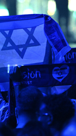 (Foto de ARCHIVO)17 May 2025, Switzerland, Basel: A person holds an Israeli flag during the Grand Final of the Eurovision Song Contest 2025 in Basel. The European Broadcasting Union (EBU), which organizes Eurovision, said on Thursday that it will hold an online meeting in November to vote on participation in the 2026 contest, as debate over Israel's involvement continues to stir controversy. Photo: Heikki Saukkomaa/Lehtikuva/dpa17/5/2025 ONLY FOR USE IN SPAIN