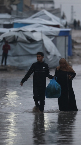 December 16, 2025, Gaza City, Gaza Strip, Palestinian Territory: Palestinians walk in the rain on a street in Gaza City, whose infrastructure was severely damaged in the recent Israeli war. A rainstorm that struck the Gaza Strip this week exacerbated the suffering of residents, particularly displaced people facing bitter cold in tent camps. Gaza City, December 15, 2025,Image: 1059503217, License: Rights-managed, Restrictions: , Model Release: no, Credit line: Omar Ashtawy / Zuma Press / ContactoPhotoEditorial licence valid only for Spain and 3 MONTHS from the date of the image, then delete it from your archive. For non-editorial and non-licensed use, please contact EUROPA PRESS.15/12/2025 ONLY FOR USE IN SPAIN