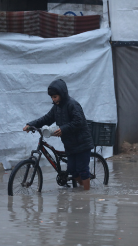 Así se encuentra Gaza tras el paso de la tormenta Byron, que ha inundado tiendas de campaña y refugios improvisados. Ahora los gazatíes no solo tienen que enfrentarse a la destrucción, si no también a los efectos del temporal: "El colchón lleva empapado desde esta mañana y los niños durmieron anoche en camas mojadas"

Hace 18 años nacimos con un compromiso: hacer un periodismo útil para la sociedad. Solo podemos continuar con esta labor si contamos con el apoyo de personas como tú.

Únete a la comunidad de Público. 18 años no son nada… cuando nos queda tanto por contar. Periodismo incómodo para tiempos difíciles. https://bit.ly/3VylhmD


Periodismo, investigación y compromiso para construir un mundo más igualitario.
¡Suscríbete ya a nuestro canal!: https://bit.ly/2U8nM0q
Visita: https://www.publico.es
Síguenos en Facebook: https://www.facebook.com/diario.publico/
Síguenos en Twitter: https://twitter.com/publico_es
Síguenos en Instagram: https://www.instagram.com/publico.es
Síguenos en TikTok: https://www.tiktok.com/@publico_es
Síguenos en Bluesky: https://bsky.app/profile/publico.es
