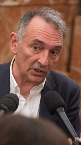 Sumar exhibe su malestar por la "parálisis" y los "demasiados casos de corrupción" del PSOE: "Hay que impulsar seriamente medidas anticorrupción"

Hace 18 años nacimos con un compromiso: hacer un periodismo útil para la sociedad. Solo podemos continuar con esta labor si contamos con el apoyo de personas como tú.

Únete a la comunidad de Público. 18 años no son nada… cuando nos queda tanto por contar. Periodismo incómodo para tiempos difíciles. https://bit.ly/3VylhmD


Periodismo, investigación y compromiso para construir un mundo más igualitario.
¡Suscríbete ya a nuestro canal!: https://bit.ly/2U8nM0q
Visita: https://www.publico.es
Síguenos en Facebook: https://www.facebook.com/diario.publico/
Síguenos en Twitter: https://twitter.com/publico_es
Síguenos en Instagram: https://www.instagram.com/publico.es
Síguenos en TikTok: https://www.tiktok.com/@publico_es
Síguenos en Bluesky: https://bsky.app/profile/publico.es