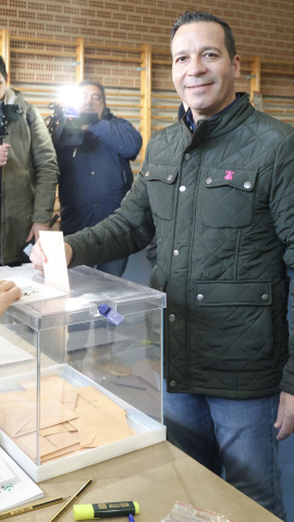 El candidato de Vox en la Elecciones de Extremadura, Óscar Fernández Calle, ejerce su derecho a voto en el CEIP Castra Caecilia de Cáceres.