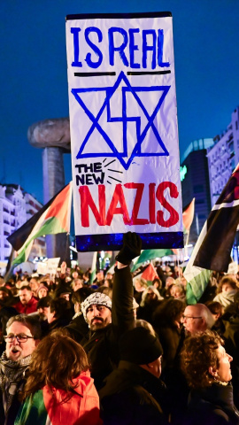 08 January 2026, Spain, Madrid: People wave Palestinian flags and protest against Israel's actions in the Gaza war before the Euroleague basketball match between Real Madrid and Maccabi Tel Aviv. Photo: Richard Zubelzu/ZUMA Press Wire/dpaRichard Zubelzu/ZUMA Press Wire/ DPA08/1/2026 ONLY FOR USE IN SPAIN