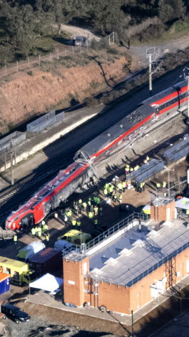 ADAMUZ (CÓRDOBA), 19/01/2026.- Vista aérea este lunes de los trenes accidentados ayer domingo cerca de Adamuz (Córdoba), Al menos 39 personas han fallecido en el accidente de trenes de Ademuz (Córdoba) y decenas han resultado heridas cuando un tren de la compañía Iryo que había salido de Málaga con destino a Puerta de Atocha (Madrid) con 317 personas a bordo descarriló sus tres últimos vagones e invadió la vía contigua por la que en ese momento circulaba otro convoy de Renfe con destino a Huelva, que también descarriló. EFE
