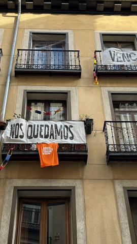 Pancartas en la fachada del bloque Valverde 42, en Madrid