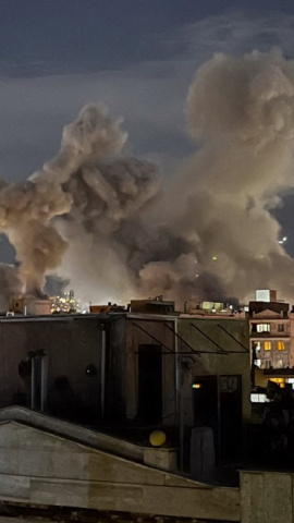 Una nube de humo tras una explosión registrada en una zona residencial de Teherán por los ataques de EEUU e israel a Irán. Una nube de humo tras una explosión registrada en una zona residencial de Teherán por los ataques de EEUU e israel a Irán.