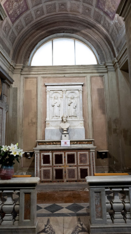 Altar de la basílica romana de Santa Inés Extramuros donde se encuentra un busto de mármol identificado como obra de Miguel Ángel Buonarroti