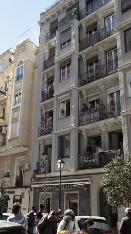 Vecinos despliegan pancartas durante el acto de protesta contra la compra de un edificio en la calle Gaztambide por parte de un fondo, a 15 de marzo de 2026, en Madrid (España). Los vecinos del bloque Gaztambide 37, organizados junto con el Sindicato de Inquilinas e Inquilinos de Madrid, comparecen ante los medios para explicar el inicio de su conflicto con el fondo Palau y Manfredi, que intenta expulsarlos de sus viviendas para construir pisos de lujo.Jesús Hellín / Europa Press15/3/2026