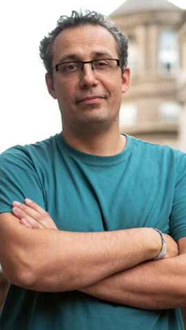 Miguel Queixas, promotor cultural que forma parte de bROTHERS iN bAND, tributo a Dire Straits.