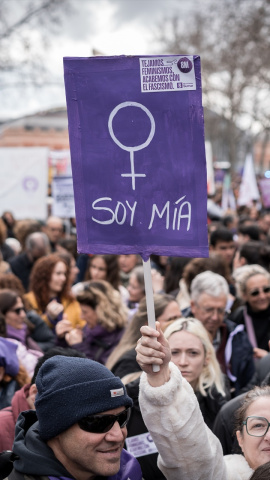 Personas portan pancarta con lema 'Soy mía' durante la manifestación convocada por la Comisión 8M.
