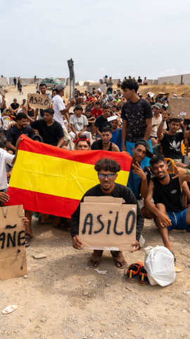 Migrantes protesta Ceuta Un grupo de migrantes concentrados para solicitar asilo este domingo en la playa del trampolín de Ceuta. EFE/ Reduan