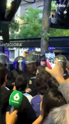 Momentos de tensión previos al desahucio de Maricarmen: la policía expulsa a toda la prensa que estaba dentro Agentes de la policía nacional echan a la prensa que estaba en la acampada para frenar el desahucio de Maricarmen