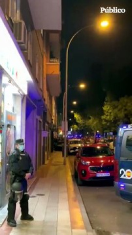 La policía impide el acceso al portal de Maricarmen, donde se encuentran cientos de personas La policía impide el acceso al portal de Maricarmen, donde se encuentran cientos de personas