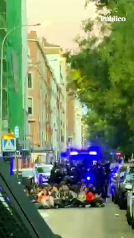 La policía levanta por la fuerza a los activistas que aún resisten Agentes de la policía nacional levantan por la fuerza a los activistas que aún resisten para impedir el desahucio de Maricarmen