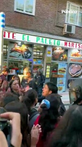 Piden a la policía que permitan el acceso a los periodistas "¡Qué pase la prensa!": cientos de personas piden a la policía que permitan el acceso a los periodistas
