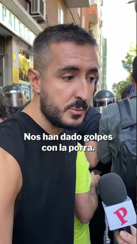 Un activista denuncia la violencia policial durante la concentración de apoyo a Maricarmen Un activista denuncia la violencia policial durante la concentración de apoyo a Maricarmen: "Al princpio estaba tranquilo, pero hace un rato han empezado con los empujones, patadas... Nos han dado golpes con la porra"
Hace 18 años nacimos con un compromiso: hacer un periodismo útil para la sociedad. Solo podemos continuar con esta labor si contamos con el apoyo de personas como tú.
Únete a la comunidad de Público. 18 años no son nada… cuando nos queda tanto por contar. Periodismo incómodo para tiempos difíciles. https://bit.ly/3VylhmD
Periodismo, investigación y compromiso para construir un mundo más igualitario.
¡Suscríbete ya a nuestro canal!: https://bit.ly/2U8nM0q
Visita: https://www.publico.es
Síguenos en Facebook: https://www.facebook.com/diario.publico/
Síguenos en Twitter: https://twitter.com/publico_es
Síguenos en Instagram: https://www.instagram.com/publico.es
Síguenos en TikTok: https://www.tiktok.com/@publico_es
Síguenos en Bluesky: https://bsky.app/profile/publico.es