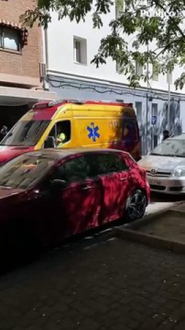 Una ambulancia llega a recoger a Maricarmen mientras la policía continua vigilando a las personas concentradas Una ambulancia llega a recoger a Maricarmen mientras la policía continua vigilando a las personas concentradas