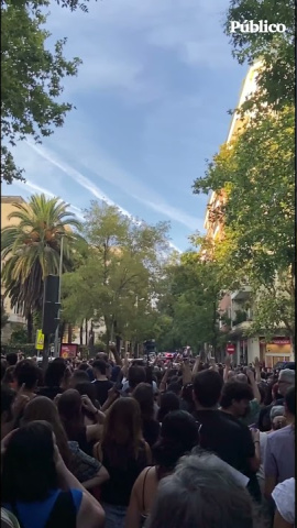 Miles de personas protestan contra el desahucio de Maricarmen frente al ático del Gobierno de Ayuso "¡Vergüenza, vergüenza!": miles de personas protestan contra el desahucio de Maricarmen frente al ático del Gobierno de Ayuso
Hace 18 años nacimos con un compromiso: hacer un periodismo útil para la sociedad. Solo podemos continuar con esta labor si contamos con el apoyo de personas como tú.
Únete a la comunidad de Público. 18 años no son nada… cuando nos queda tanto por contar. Periodismo incómodo para tiempos difíciles. https://bit.ly/3VylhmD
Periodismo, investigación y compromiso para construir un mundo más igualitario.
¡Suscríbete ya a nuestro canal!: https://bit.ly/2U8nM0q
Visita: https://www.publico.es
Síguenos en Facebook: https://www.facebook.com/diario.publico/
Síguenos en Twitter: https://twitter.com/publico_es
Síguenos en Instagram: https://www.instagram.com/publico.es
Síguenos en TikTok: https://www.tiktok.com/@publico_es
Síguenos en Bluesky: https://bsky.app/profile/publico.es