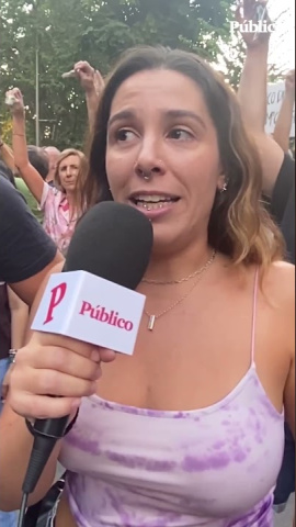 "Se debería hacer algo para que estas cosas no pasasen": las reacciones al desahucio de Maricarmen Hace 18 años nacimos con un compromiso: hacer un periodismo útil para la sociedad. Solo podemos continuar con esta labor si contamos con el apoyo de personas como tú.
Únete a la comunidad de Público. 18 años no son nada… cuando nos queda tanto por contar. Periodismo incómodo para tiempos difíciles. https://bit.ly/3VylhmD
Periodismo, investigación y compromiso para construir un mundo más igualitario.
¡Suscríbete ya a nuestro canal!: https://bit.ly/2U8nM0q
Visita: https://www.publico.es
Síguenos en Facebook: https://www.facebook.com/diario.publico/
Síguenos en Twitter: https://twitter.com/publico_es
Síguenos en Instagram: https://www.instagram.com/publico.es
Síguenos en TikTok: https://www.tiktok.com/@publico_es
Síguenos en Bluesky: https://bsky.app/profile/publico.es