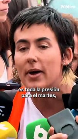 La advertencia del Sindicato de Inquilinas al Gobierno Alicia del Río, portavoz del Sindicato de Inquilinas: "Tiene que salir el Real Decreto Maricarmen. Si no, significa que nos están gobernando los buitres"<br /><br />Del Río afirma que el poder popular ha logrado mover a las instituciones y que ahora existe un real decreto que mejora las condiciones de vida de los inquilinos, entre cuyas medidas se encuentran los “contratos indefinidos”.<br /><br />Asimismo, durante la rueda de prensa, se ha dirigido a Pedro Sánchez para plantearle una pregunta: "¿Va a legislar a favor de las vidas inquilinas o va a colocarse del lado de los fondos buitre y del rentismo?"