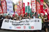 Miles de personas se manifiestan en Barcelona contra los despidos de Catalunya Banc