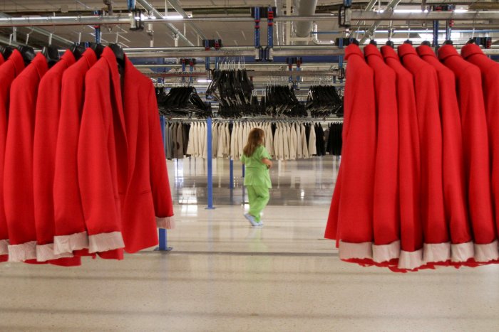 Las mujeres trabajan 1,1 horas más al día que los hombres en España