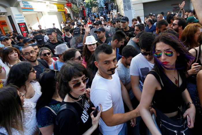 Los colectivos homosexuales turcos desafían a las autoridades y celebran su marcha