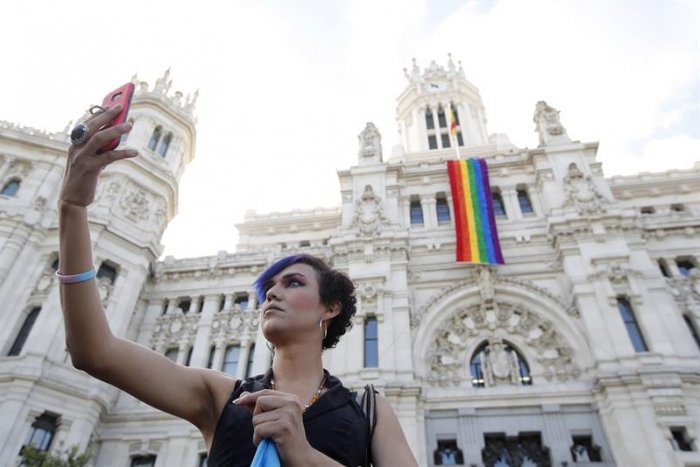 La bandera arcoíris preside la fachada del Ayuntamiento de Madrid por el World Pride