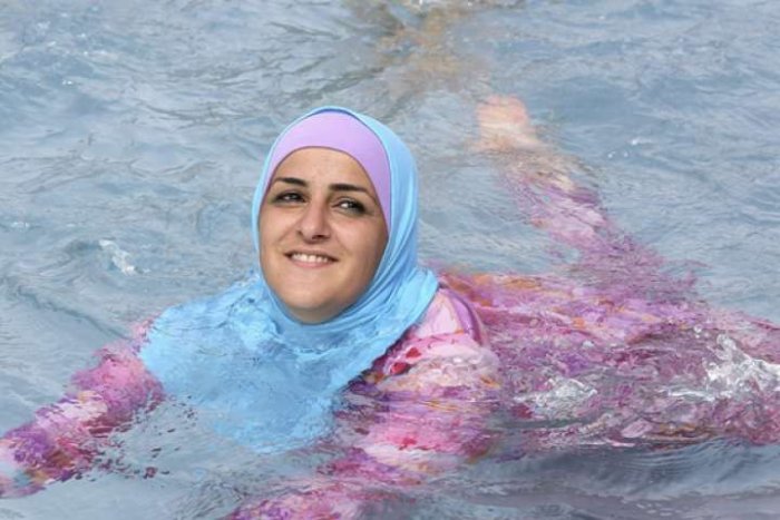 Expulsan a una mujer con burkini de una piscina en Marsella y le reclaman que pague los gastos de desinfección