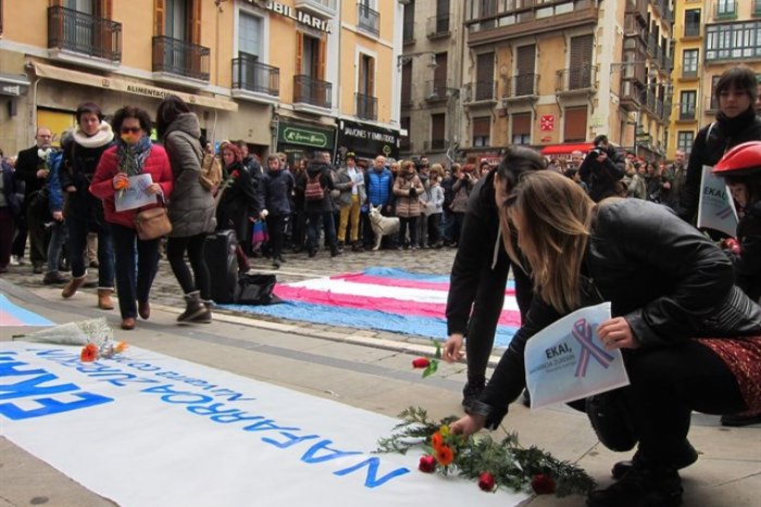 Cientos de personas protestan en Pamplona contra la transfobia tras el suicidio de Ekai