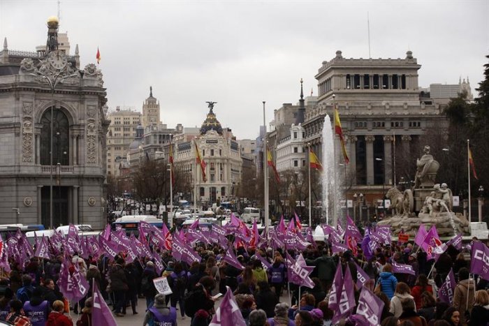 Los sindicatos calculan que seis millones de trabajadoras secundan los paros de dos horas